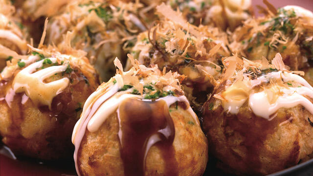 Takoyaki containing a large piece of octopus (8 pieces)